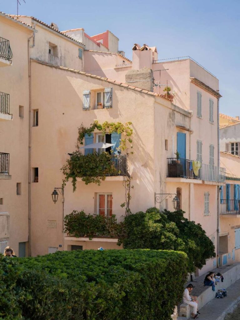 Charming house with ivy-covered balconies in Canne