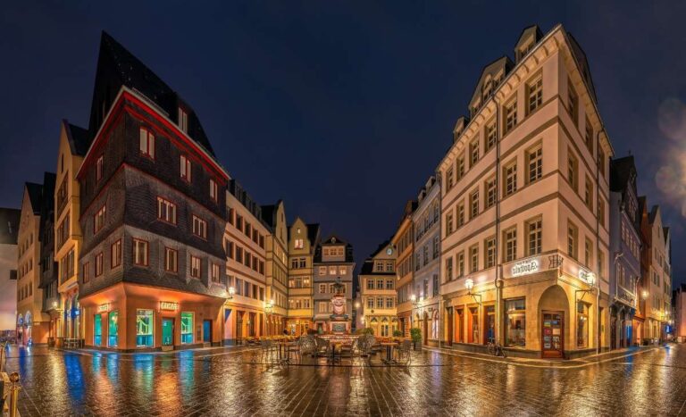 Nighttime view of the illuminated Römer Square in Frankfurt