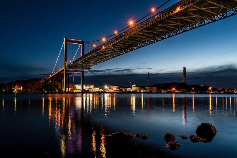 Night view of the illuminated Älvsborg Bridge in Gothenburg