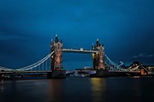 Tower bridge across the Thanes in London - Popular Train Connections between London and Paris