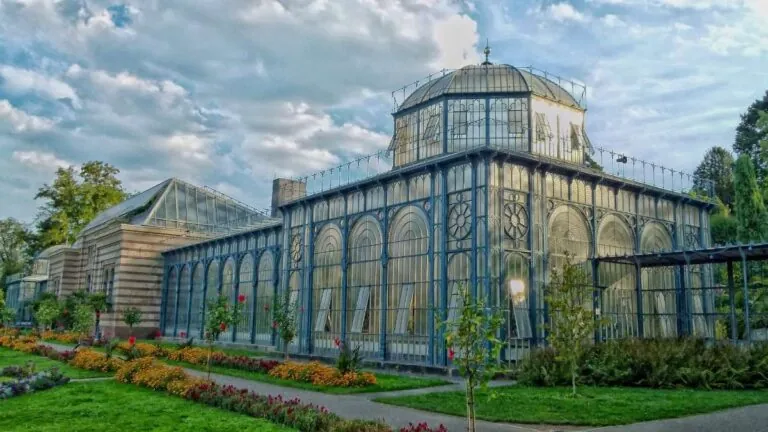 Victorian-style greenhouse in Stuttgart's Botanic Garden with colorful flowers